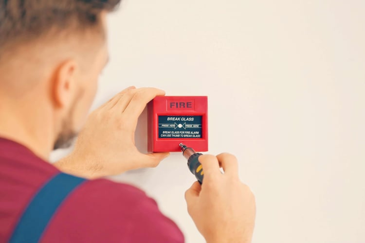 Person som utfører service på brannalarm Person som utfører service på brannalarm