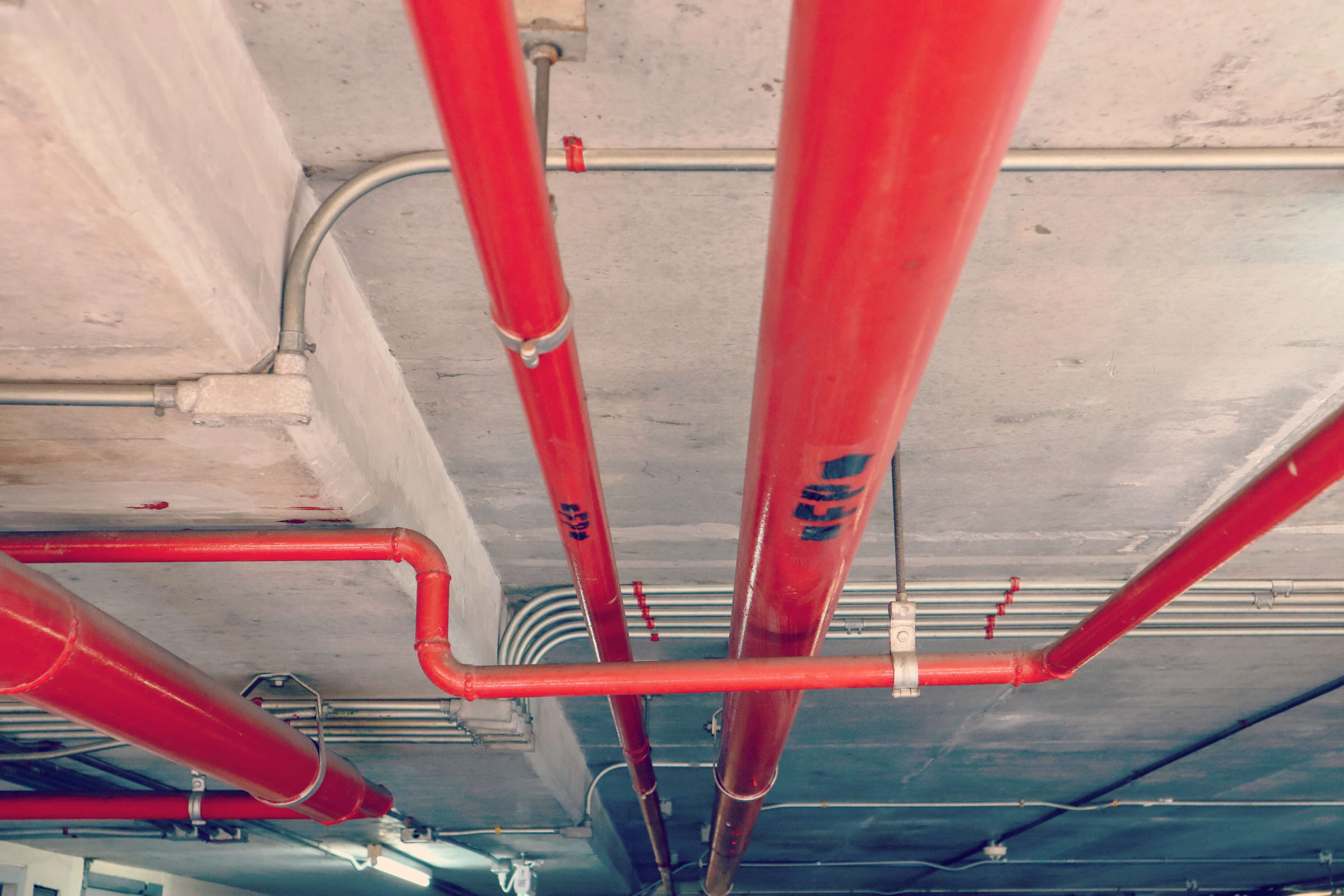 Illustrasjon av sprinkler i taket Illustrasjon av sprinkler i taket